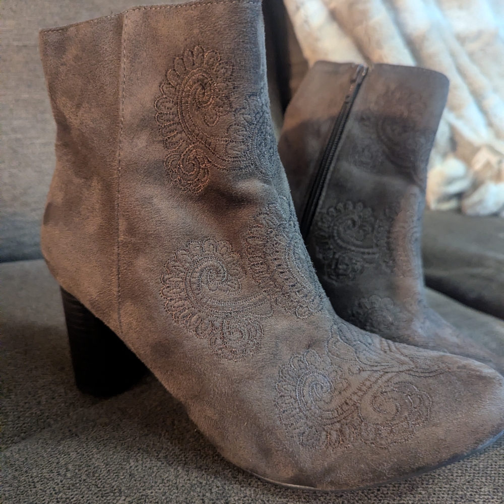 Andrew Geller Gray Embroidered Heeled Boots